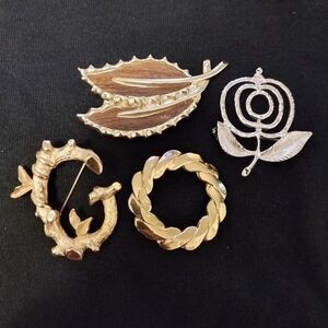 Set of 4 vintage Sarah Coventry signed brooches